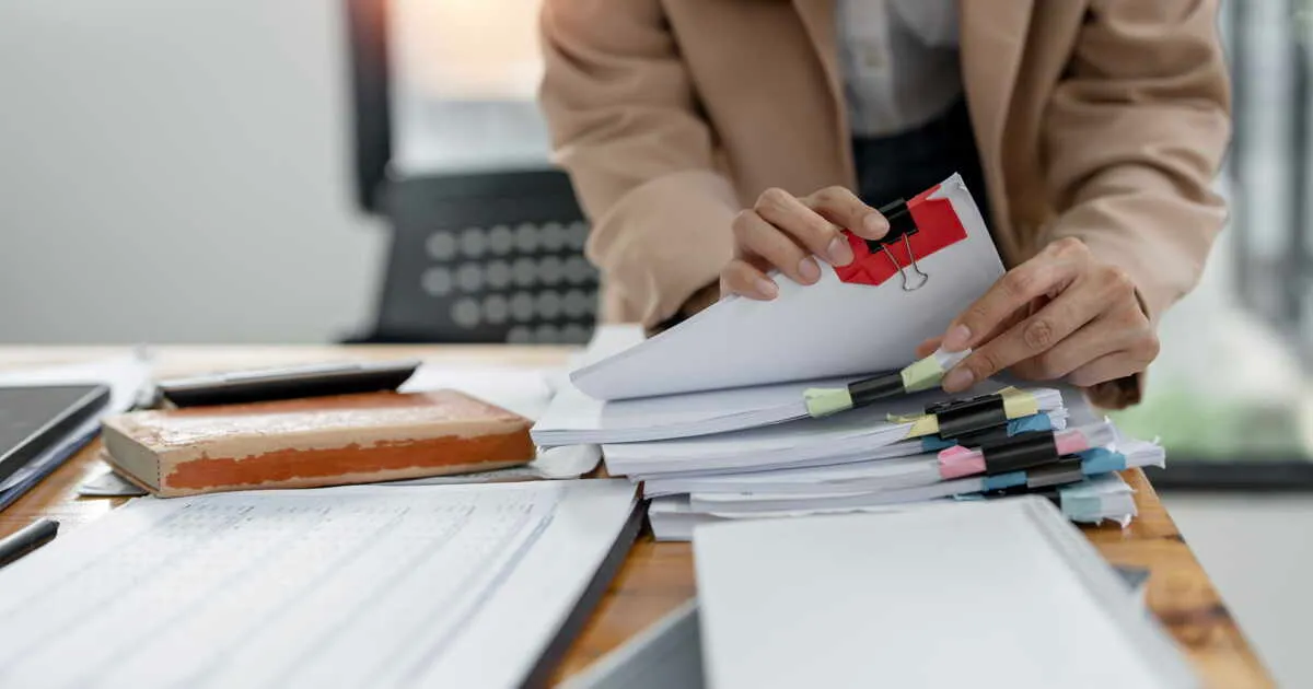 Dossier administratif trié et préparé sur un bureau, avant dépôt